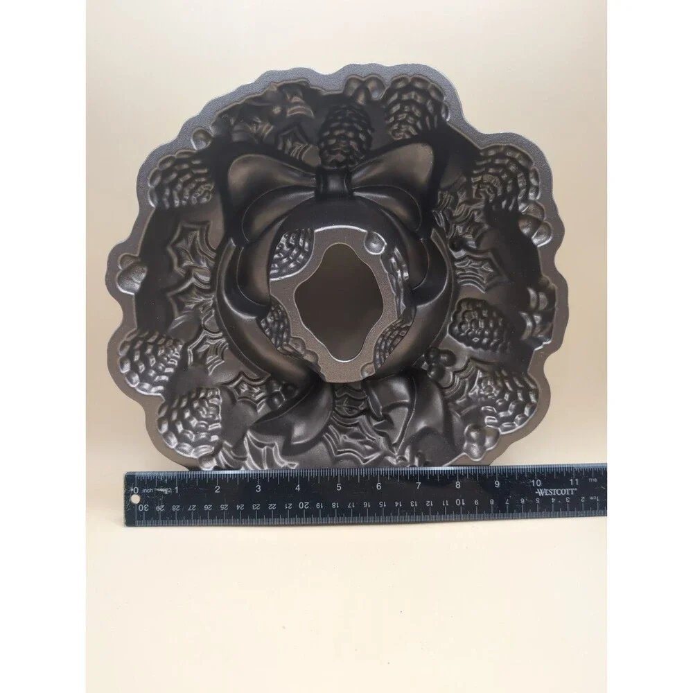 Nordic Ware Wreath Bundt Cake Pan Christmas Holiday Cast Aluminum Kitchenware